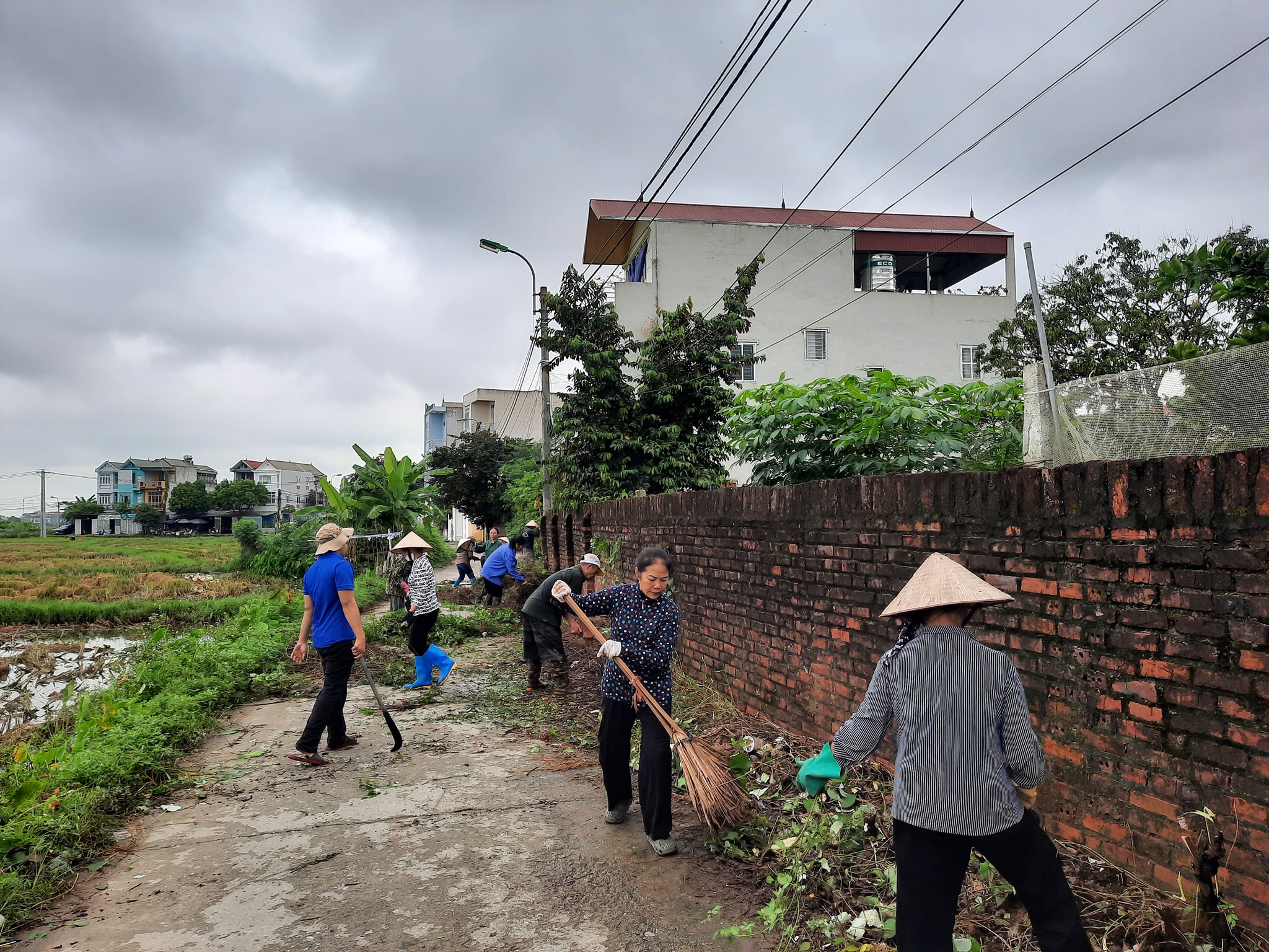 nhân dân tổ dân phố 6 tham gia vệ sinh đường làng ngõ xóm